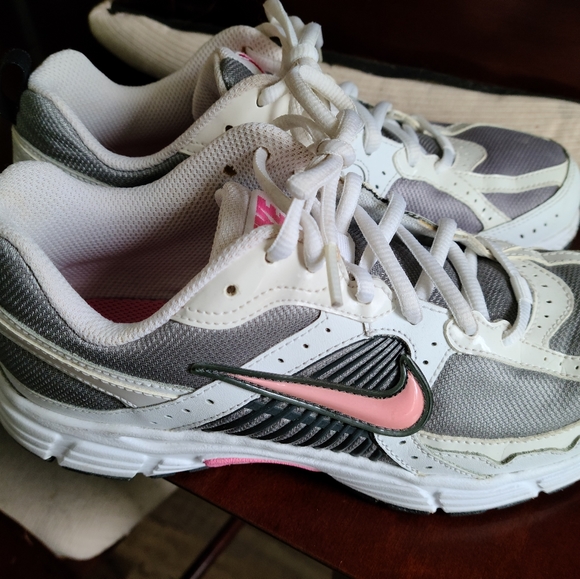 Nike shoes - Picture 1 of 2